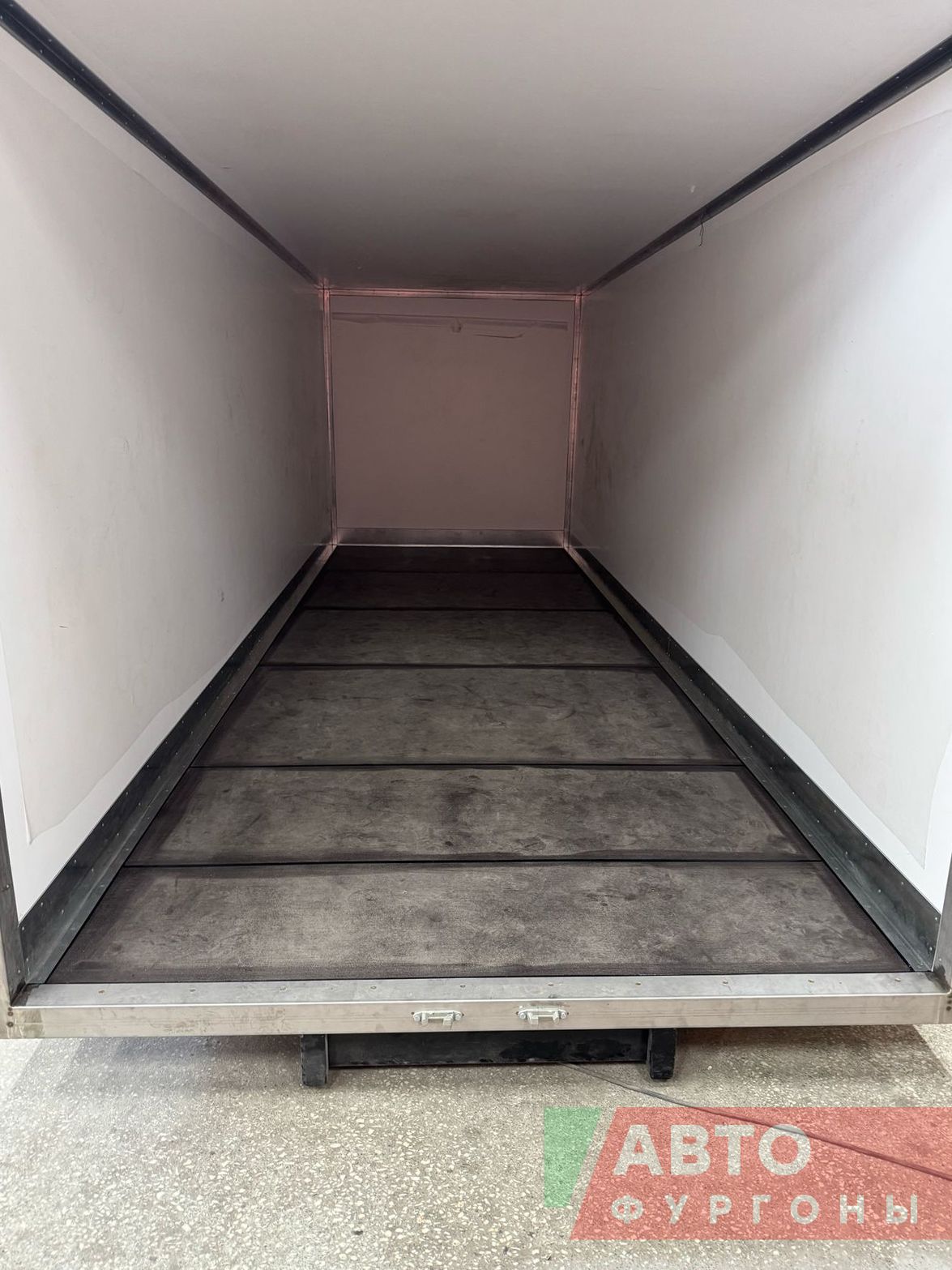 Внутренняя отделка после ремонта фургона